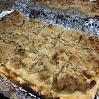 COCA DE HOJALDRE, CEBOLLA CONFITADA, ATÚN Y PIÑONES
